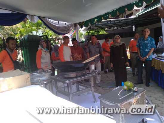 03-Kadisperindag kota Surabaya–Wiwiek Widayati ketika melihat bantuan dari Pertamina (dre)