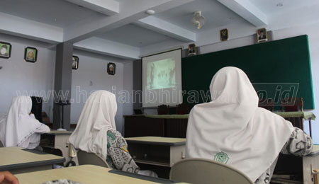 Pelajar MAN Tambakberas Jombang Nobar Film G30 S/PKI