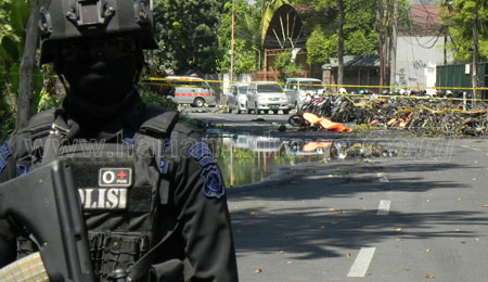 22-1-Polisi-menjaga-Gereja-Kristen-Indonesia-(GKI)-di-Jl-Diponegoro-Surabaya-pasca-ledakan-bom