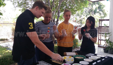 Mahasiswa Asing Antusias Membuat Kue Tradisional dan Takakura