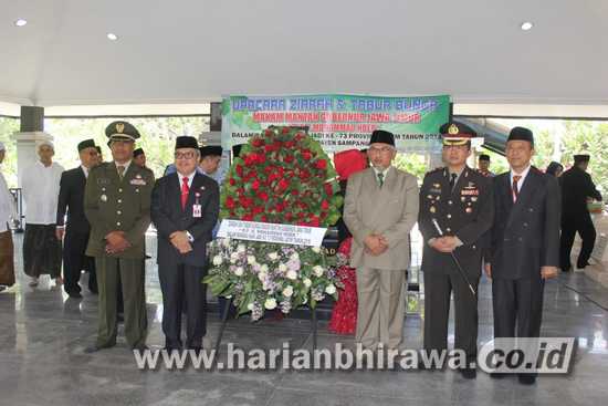 8-lis Upacara peringatan hari jadi Provinsi Jatim 73, di makam mantan Gubernur Moh Noer-1