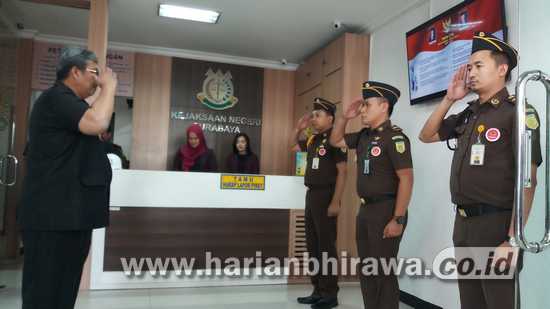 02-foto HL Wakil Jaksa Agung, Arminsyah usai meninjau Kejari Surabaya dalam proses penilaian predikat Wilayah Bebas Korupsi