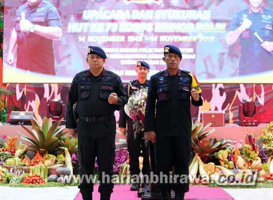 02-kilas Kapolda Jatim, Irjen Pol Luki Hermawan (kiri) didampingi Kasat Brimob Polda Jatim saat upacara HUT Brimob