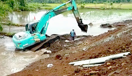Akibat Pembangunan Overpass, Warga Jebol Tanggul Sungai