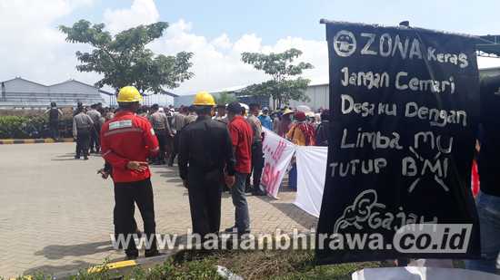 8-mb 9 Masyarakat yang demo di tanggul bendungan limbah PT Bumi Menara Internusa Lamongan