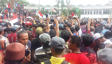 Warga Silo Ancam Tutup Jalan Provinsi dan Boikot Pemilu