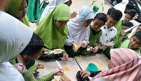 Siswa SD Khadijah Pandegiling Surabaya Ramai-ramai Bikin Roket