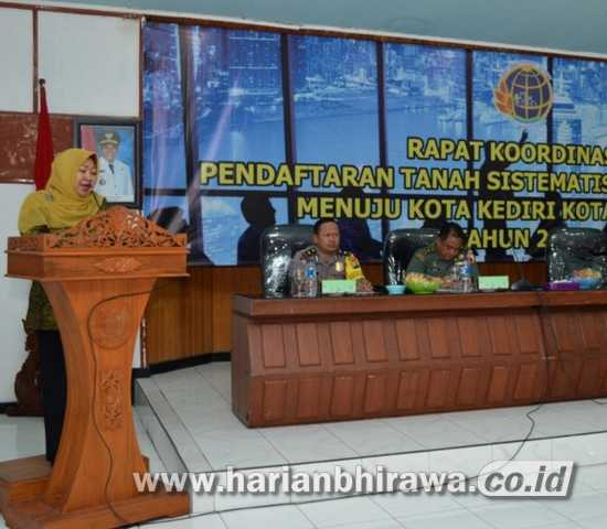 11-van Wakil Walikota Lilik Muhibah Saat Memberikan Pemaparan Dalam Rapat Koordinasi PTSL