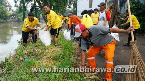 02-Jajaran anggota Polrestabes Surabaya saat memungut sampah di sekitar Kalimas