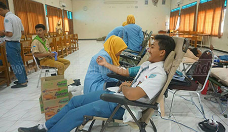 Kegiatan Sosial Donor Darah di SMAN 15 Surabaya