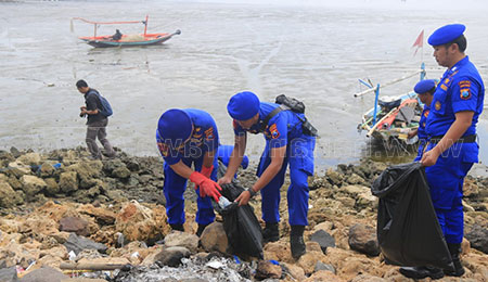Peringati HPSN, Personel Polda Pungut Sampah di Pantai Kenjeran