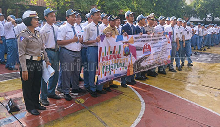 Sosialisasikan Millenial Road Safety Festival di SMAN 15 Surabaya