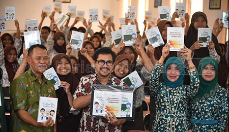 SMPN 17 Surabaya Launching Tiga Judul Buku Karya Siswa