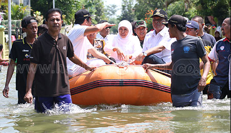 Gubernur Khofifah dan Bupati Gresik Beri Bantuan Korban Banjir