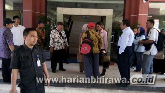03-puluhan Kepala Sekolah dan guru swasta tergabung dalam Musyawarah Kerja Kepala Sekolah Swasta Surabaya saat mendatangi kantor DPRD Surabaya
