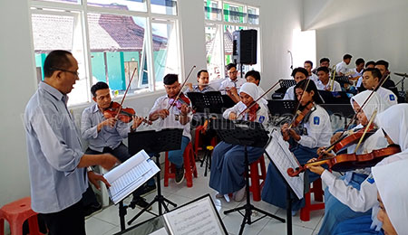 Diundang Kemendikbud, Orchestra SMKN 12 Bawakan 10 Lagu
