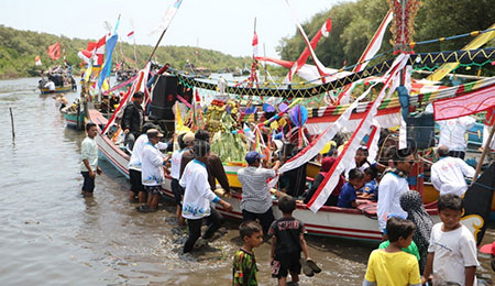 Meriahnya Petik Laut Nelayan Ketapang dan Bhinor, Probolinggo