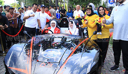 Gubernur Khofifah Sebut Lowo Ireng Reborn Mirip Batmobile Batman