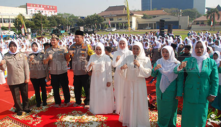 Gubernur Jatim dan Ribuan Polwan Doakan Indonesia Damai