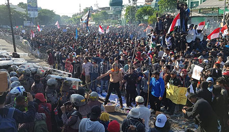 Tuntutan Dipenuhi, Demo di DPRD Jatim Berakhir Damai
