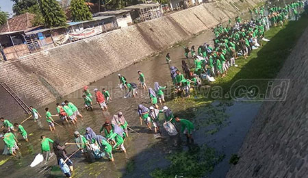 Ribuan Pelajar Bersih-bersih Sungai dan Pantai