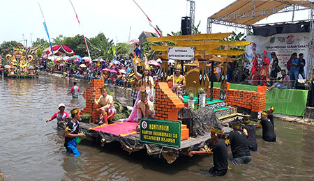 Eksplor Budaya Nusantara di Catwalk Mengapung di Sungai