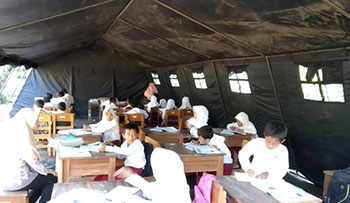 Sekolah Rusak, Puluhan Siswa Belajar di Tenda Darurat