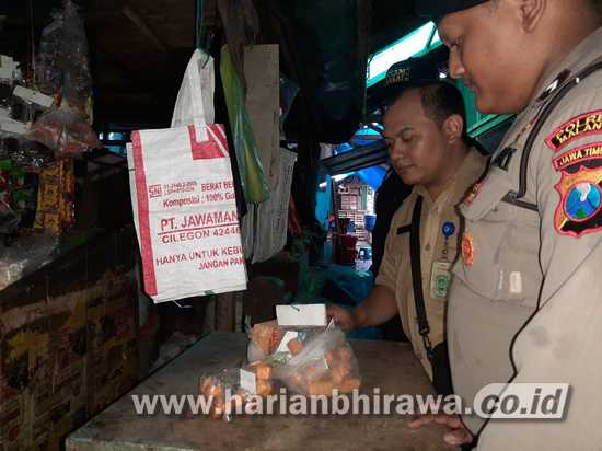 Tim Satgas Pangan Sita Ratusan Plastik Berisi Boraks di Pasar Singosari