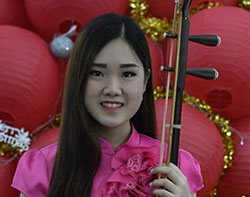 Devina Piawai Memainkan Alat Musik Khas Tiongkok