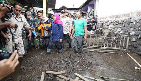 Gubernur Khofifah Respon Cepat Banjir Bandang Bondowoso