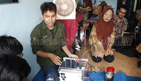 6-ina-Aditya-demonstrasikan-penggunaan-alat-pengolahan-limbah-batik-kepada-pelaku-UMKM
