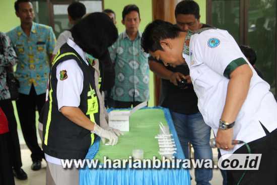 9-RIF-Perangkat Desa Di Kecamatan Kabuh Jombang Dites Urine