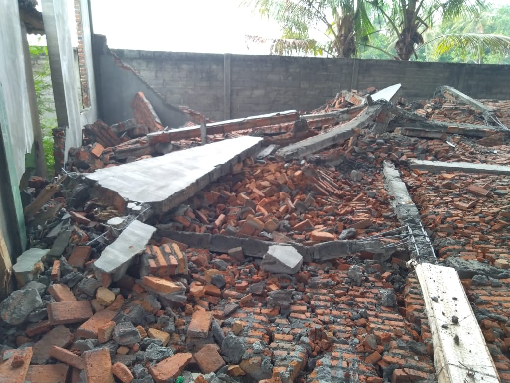 Dihantam Angin dan Hujan, Gedung Olah Raga Desa Kapongan Situbondo Ambruk