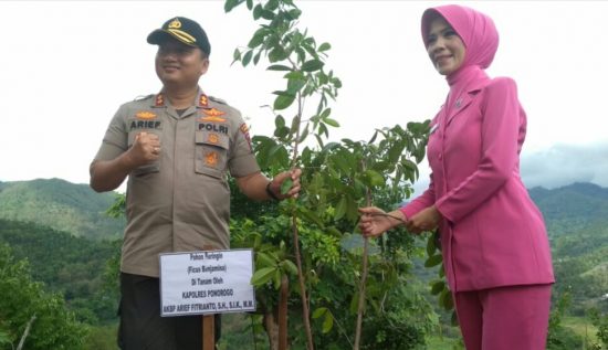 Jaga Kelestarian Alam, Polres Ponorogo Tanam 3.000 Pohon