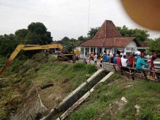 Babinsa Koramil 0814/12 Kesamben-warga Bersihkan Enceng Gondok Penyebab Banjir