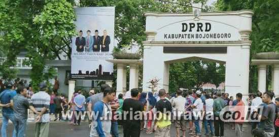 Tak Mau Direlokasi, PKL Demo di DPRD Kabupaten Bojonegoro