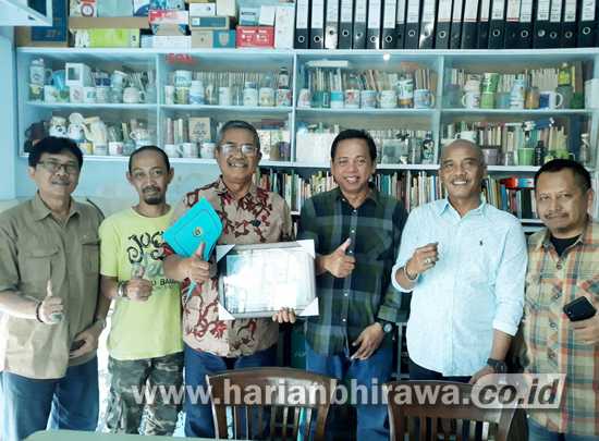 PWI Jatim Berikan Penghargaan dan Tali Asih Wartawan Senior
