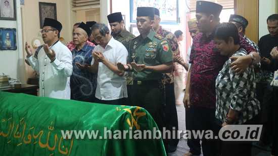 Mertua Ketua DPRD Kota Malang Berpulang, Wali Kota Pimpin Salat Jenazah