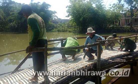 Babinsa 0814/09 Kudu Jombang Gotong Royong Perbaiki Jembatan