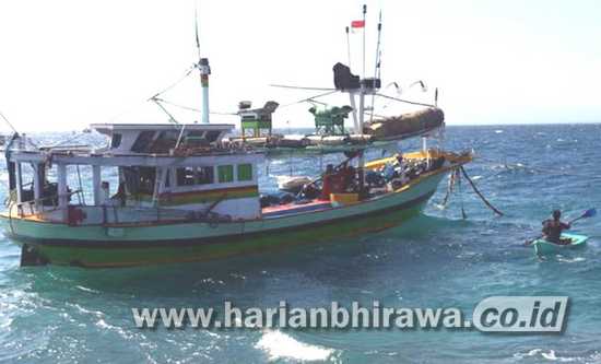 Cuaca Ekstrim, Nelayan Kraksaan Probolinggo Tambatkan Perahu
