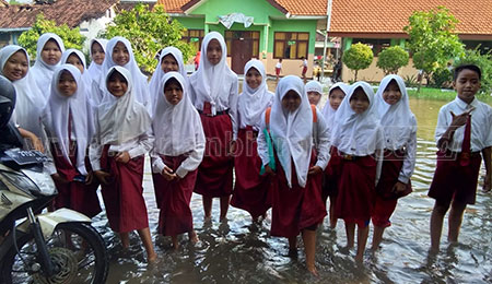 Masih Banjir, Pelajar SDN Banjarasri Dipulangkan Lebih Awal