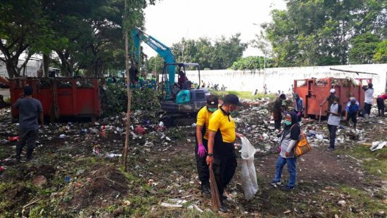 Peringati HPSN, Gotong-royong Bersihkan Sekitar Taman Stadion Magenda Bondowoso