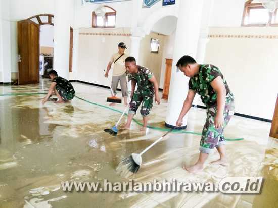 Kodim 0813 Bojonegoro Bantu Bersihkan Sisa Material Banjir