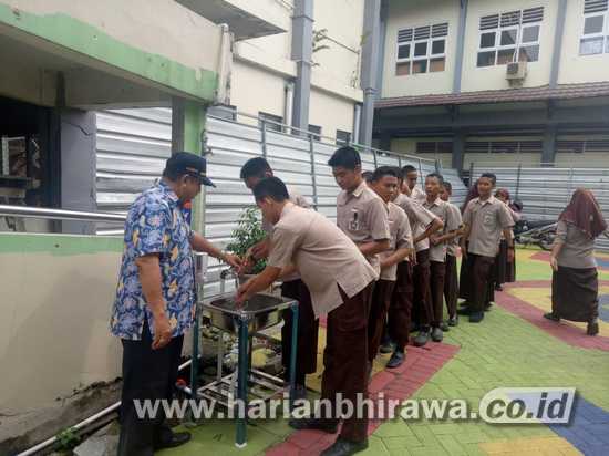 Pemkot Surabaya Pasang Puluhan Wastafel di Berbagai Titik Fasilitas Umum