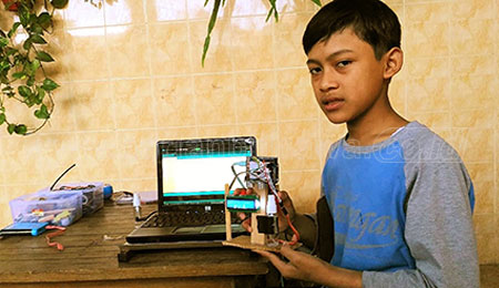 Pelajar SMP Kota Batu Manfaatkan Libur, Ciptakan Dispenser Hand Sanitizer Otomatis