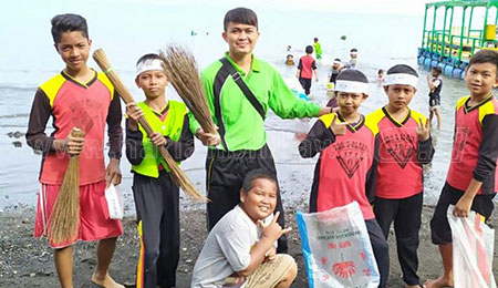 SDN 3 Olean Bersama DLH Bersihkan Sampah Pantai