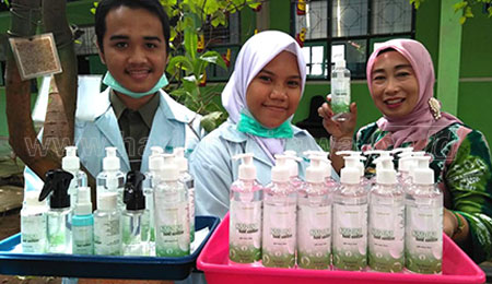 Hand Sanitizer Produk Siswa SMKN I Grati Diproduksi Massal