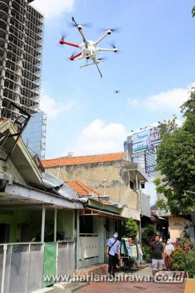 Pemerintah Kota Surabaya Gunakan Drone Semprotkan Disinfektan