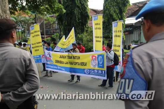 Buruh di Jombang Demo Tolak RUU Omnibus Law Cipta Kerja