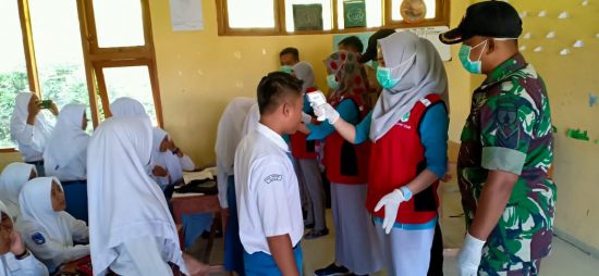 Babinsa 0813-16/Sekar Dampingi Puskesmas Cek Kesehatan Pelajar SMK